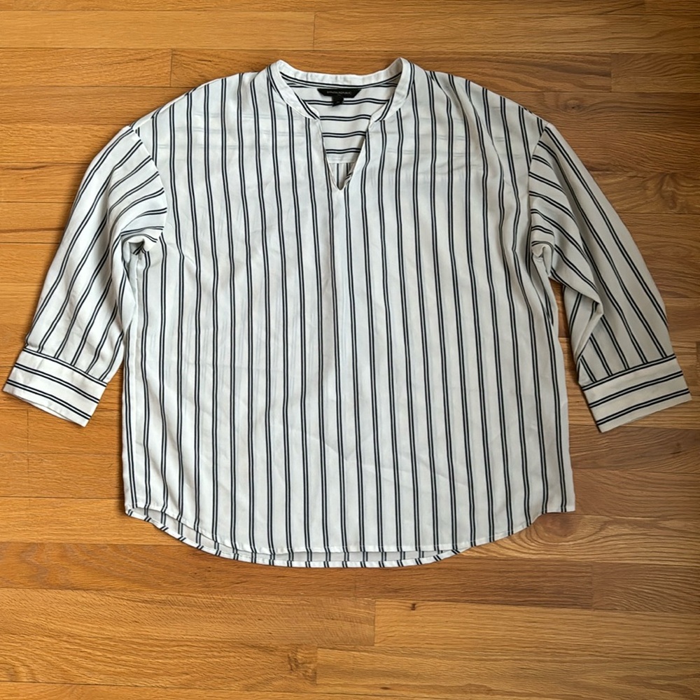 Banana Republic shirt. Size M